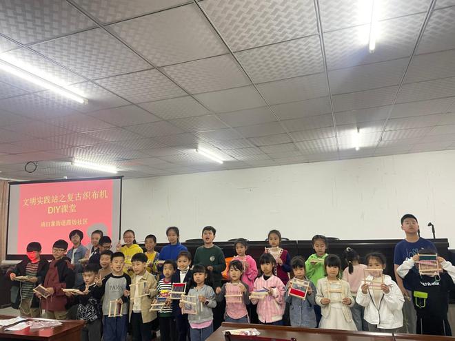 南白象街道霞坊社区新时代文明实践站开展复古织布机DIY活动(图1)