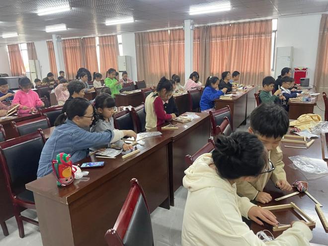 南白象街道霞坊社区新时代文明实践站开展复古织布机DIY活动(图2)