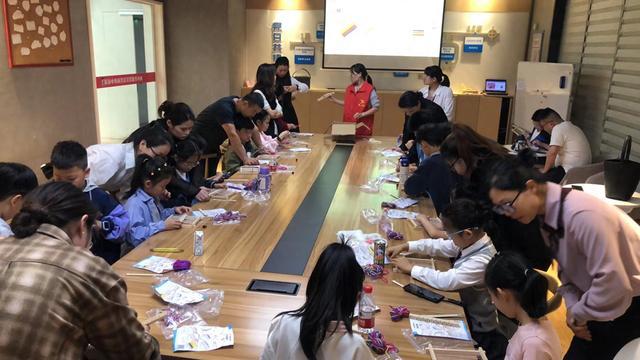 吹台社区：党群服务中心开展“小小织布家织出彩色梦——巧制织布机活动”活动(图1)