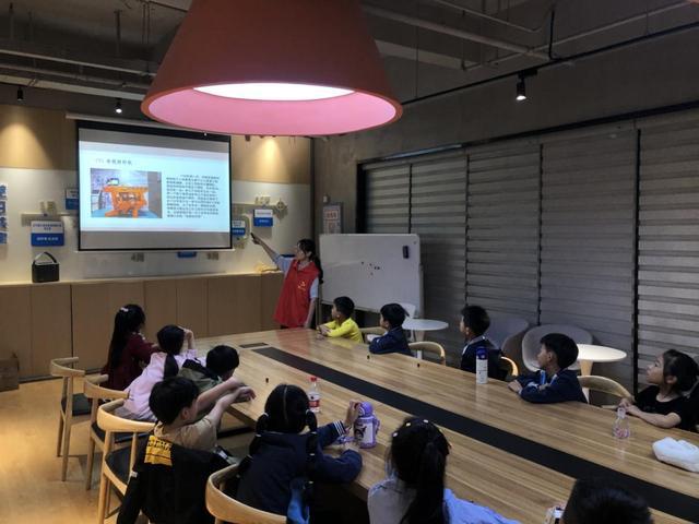 吹台社区：党群服务中心开展“小小织布家织出彩色梦——巧制织布机活动”活动(图2)