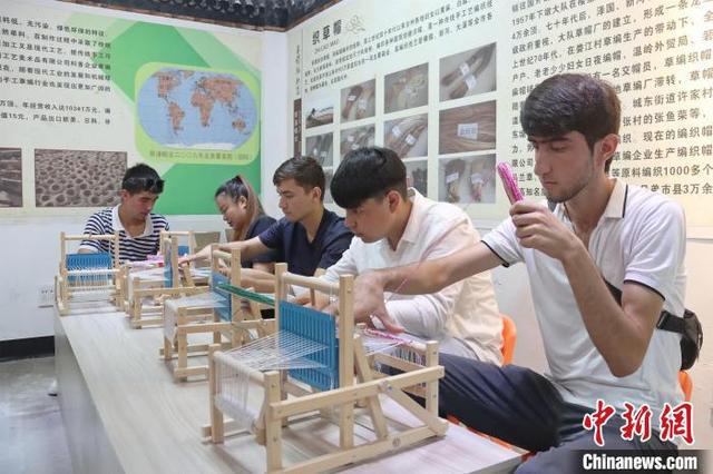 留学生沉浸式体验浙江温岭草编乐享“指尖技艺”(图2)