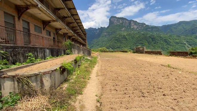 湖北废弃的核工厂昔日闹热员工过万如今没落院落种庄稼(图5)