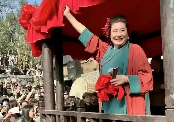 2024年爆火的7位网红个个火得莫名其妙个个赚得盆满钵满(图2)