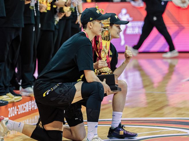 WCBA首个00后FMVP！杨舒予成最大惊喜第二冠终成主力(图1)