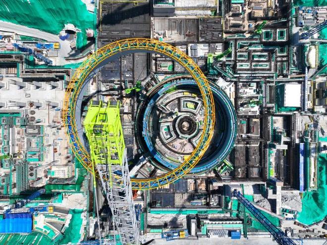 全球最大“华龙一号”核电基地漳州核电4号机组模块三吊装就位(图2)