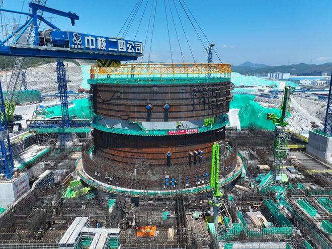 全球最大“华龙一号”核电基地漳州核电4号机组模块三吊装就位(图3)