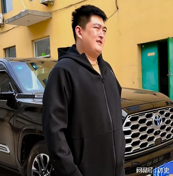 赵本山儿子开罕见豪车穿得像民工网友：这熊样在俺村难找媳妇(图1)