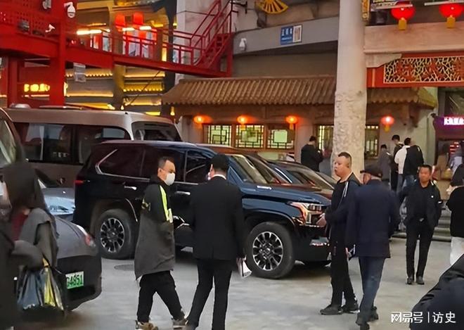 赵本山儿子开罕见豪车穿得像民工网友：这熊样在俺村难找媳妇(图13)