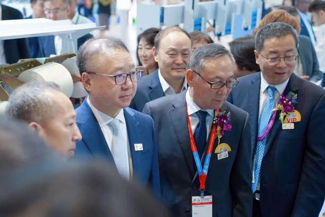 日发纺机RFCA10梳棉机新品发布！行业专家给予高度评价(图1)