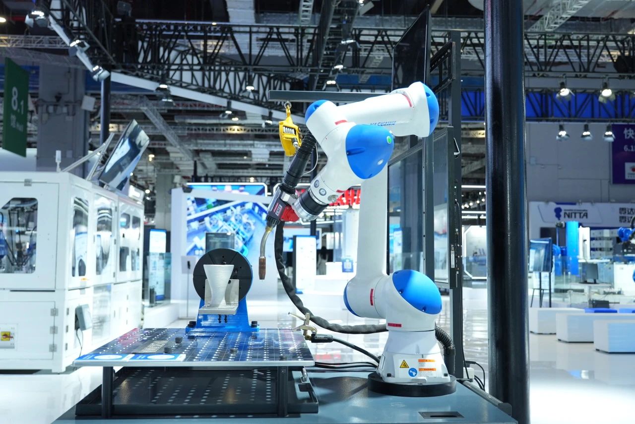 展会直击2024工博会现场直击安川展台产品指南一本搞定！(图3)