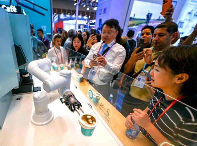 “圈粉”境外采购商中国机器人登上广交会“主舞台”(图1)