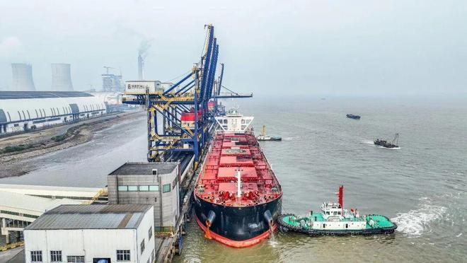 正式对外开放！首艘外轮成功靠泊！(图1)