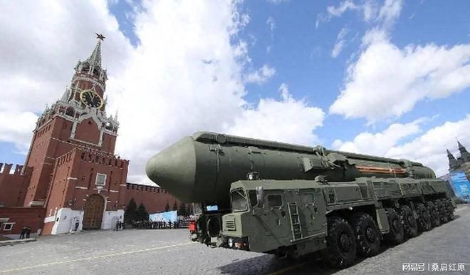 榛树弹道导弹大开杀戒大型兵工厂瞬间被夷平：上千人一个没跑掉(图1)