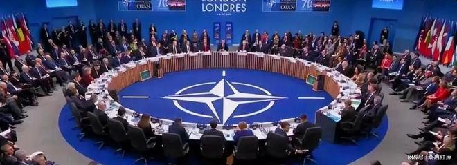 榛树弹道导弹大开杀戒大型兵工厂瞬间被夷平：上千人一个没跑掉(图13)